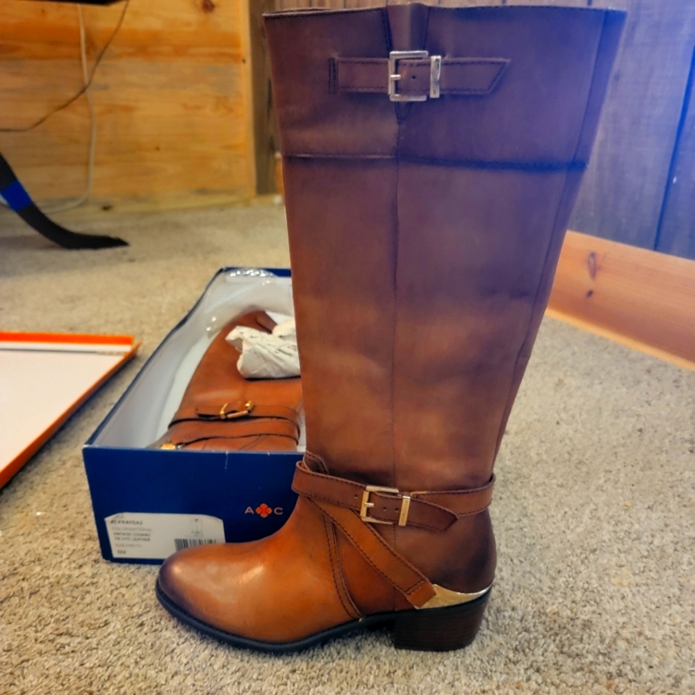 Arturo Chiang women's boots. Brand new,never worn,and in box